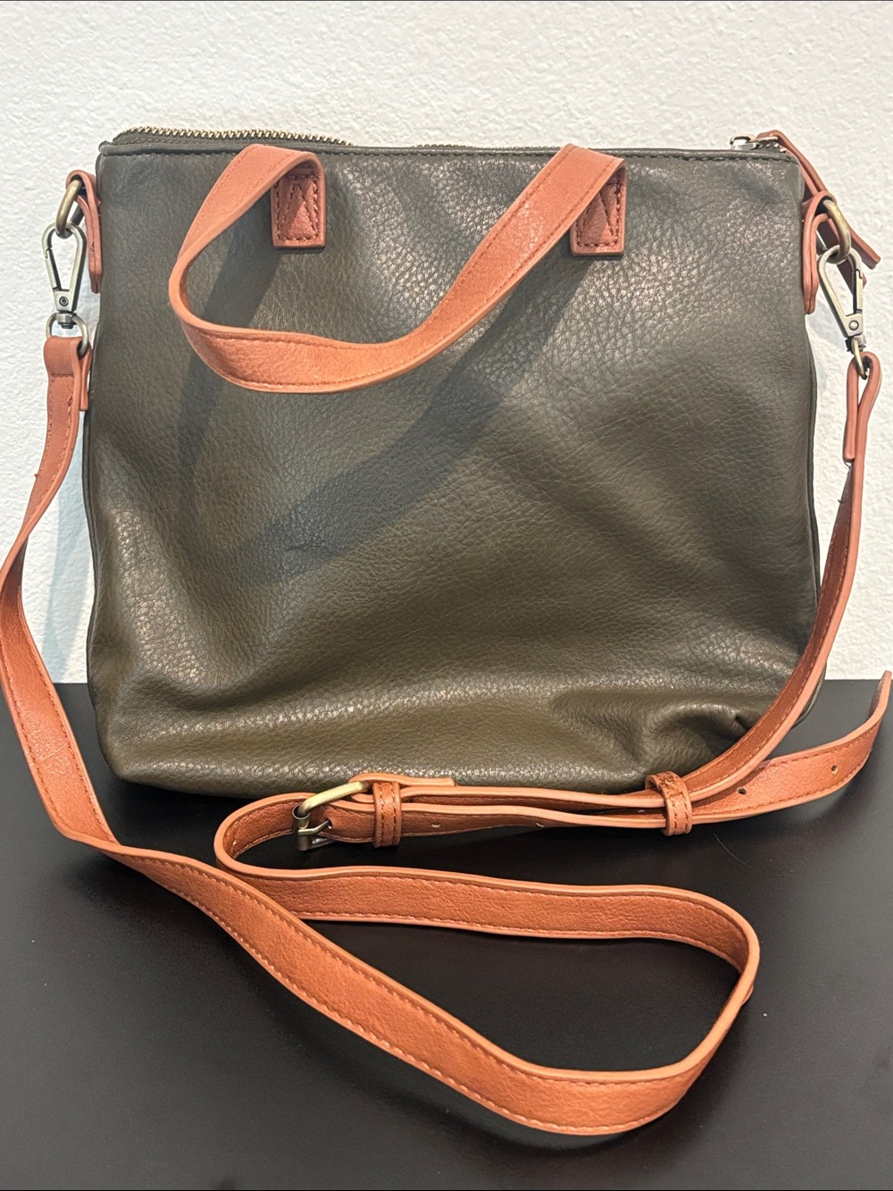 Antik Kraft Bree Crossbody Bag – Olive & Tan Vegan Leather